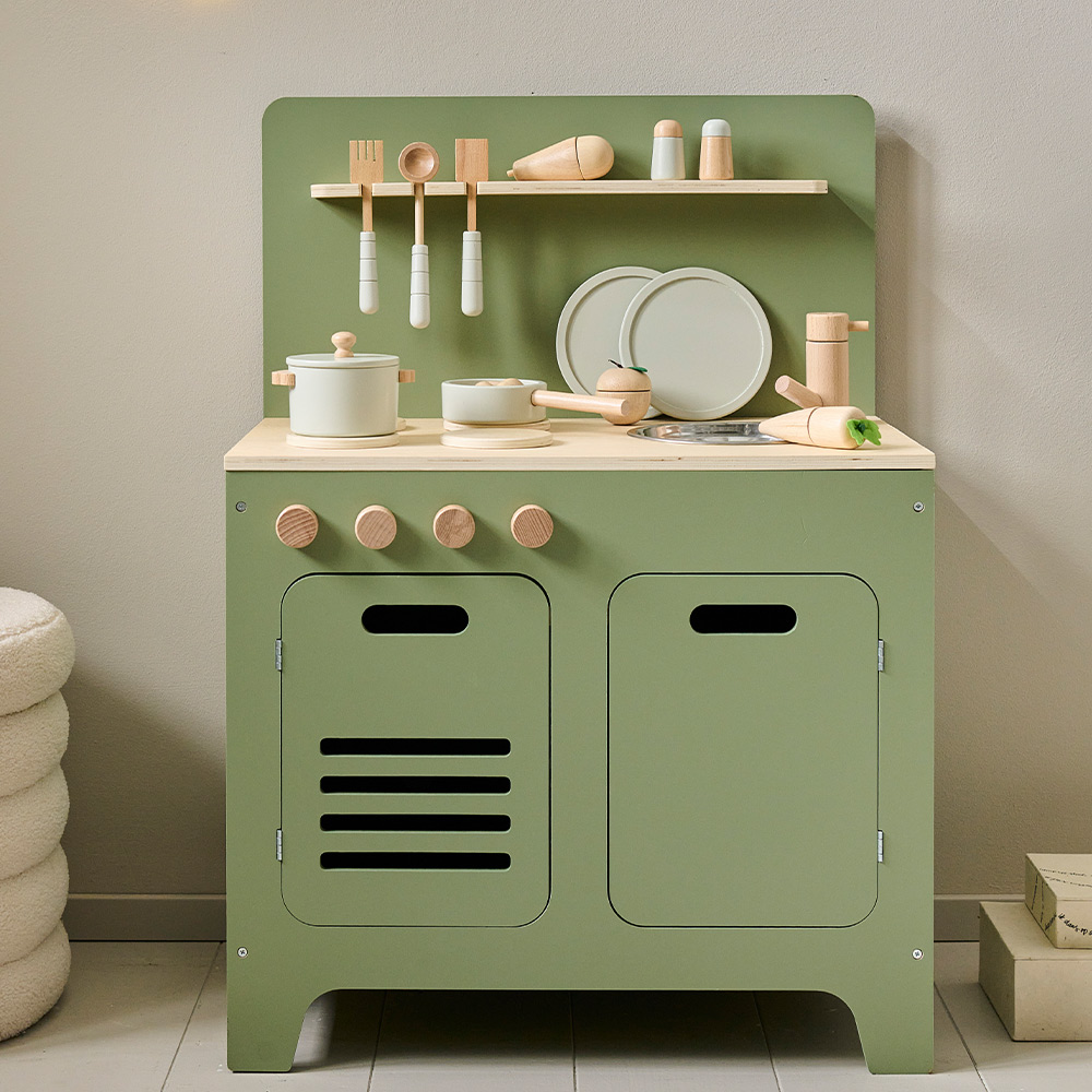 Petite Amélie - Petite Amélie | Cuisine enfant en bois | Jeu d'imitation Olive | Vert olive et blanc | 13 accessoires inclus pour des heures de créativité