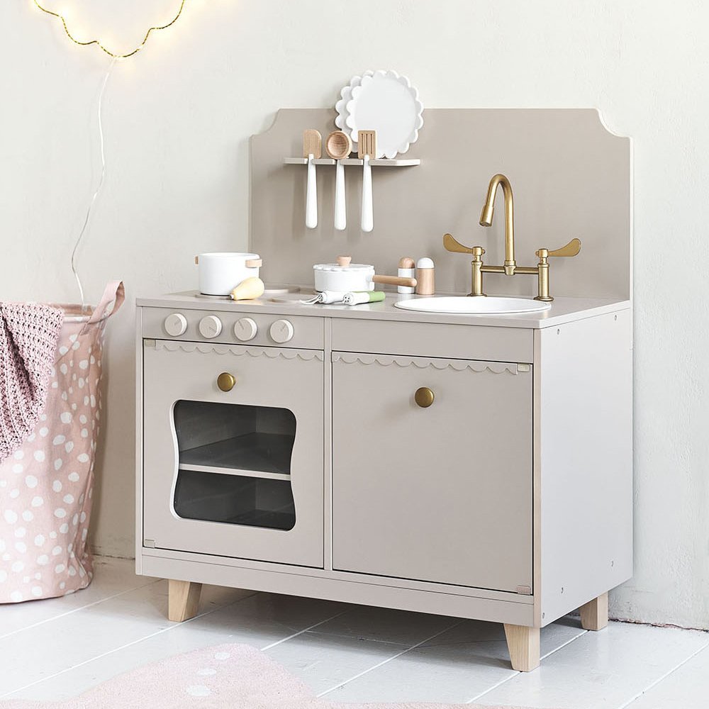 Petite Amélie | Cuisine enfant en bois Sorbier | Jeu d'imitation avec 13 accessoires | Taupe | Design robuste et intemporel pour chambre d'enfant (Petite Amélie) - Image 6