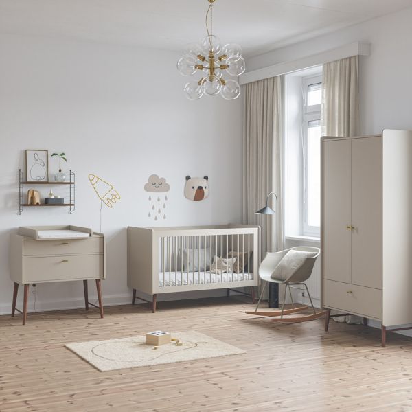 Chambre bébé avec lit evolutif, commode et armoir en avoine par Petite Amélie