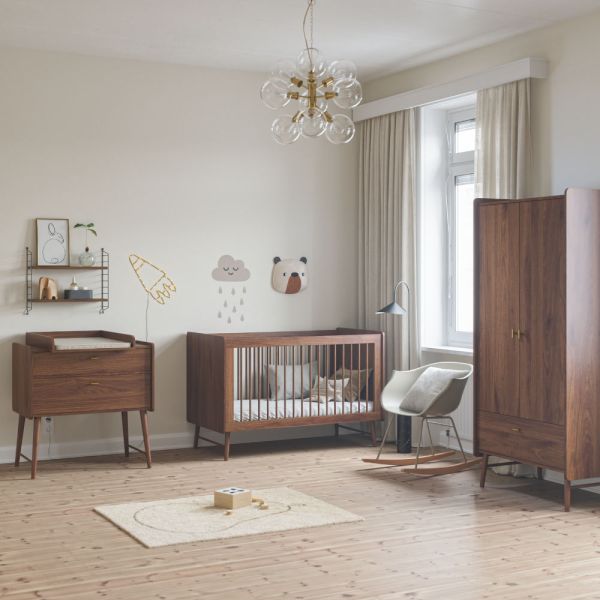 Chambre bébé avec lit evolutif, commode et armoir en noyer par Petite Amélie