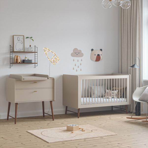 Chambre bébé avec lit evolutif et commode en avoine par Petite Amélie