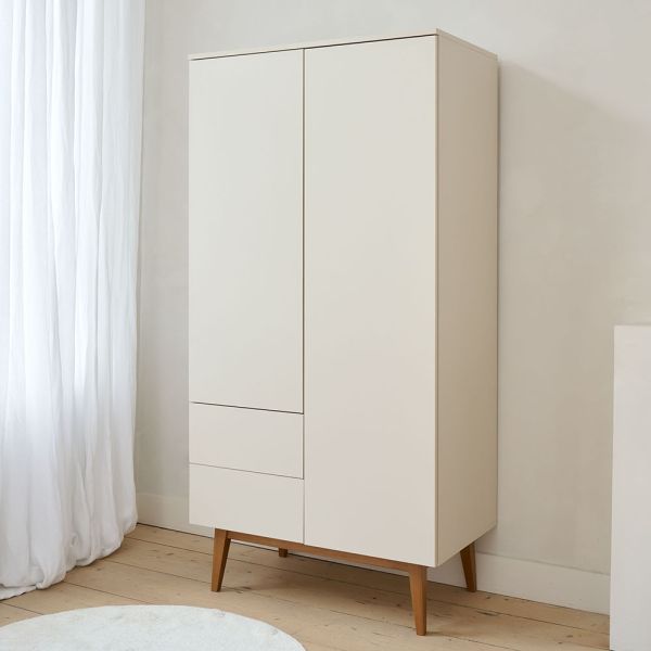 Armoire beige pour chambre d’enfant avec deux portes et tiroirs par Petite Amélie