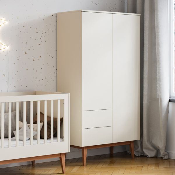 Armoire beige pour chambre d’enfant avec deux portes et tiroirs par Petite Amélie