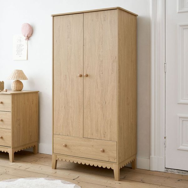 Armoire de chambre enfant marron avec deux portes et tiroir par Petite Amélie 