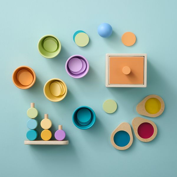 Box jouet bébé montessori 13 à 15 mois avec jeux de tri et formes à encastrer par Petite Amélie