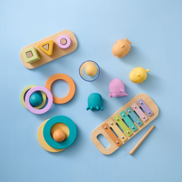 Box jouet bébé montessori 16 à 18 mois avec jeux d’empilage et coordination par Petite Amélie