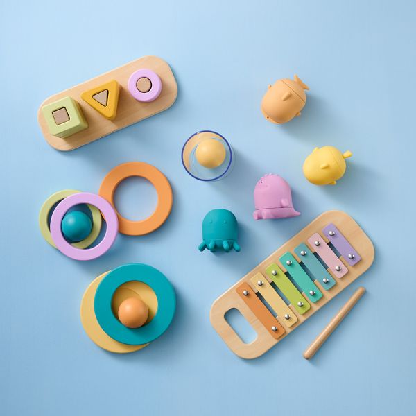 Box jouet bébé montessori 16 à 18 mois avec jeux d’empilage et coordination par Petite Amélie