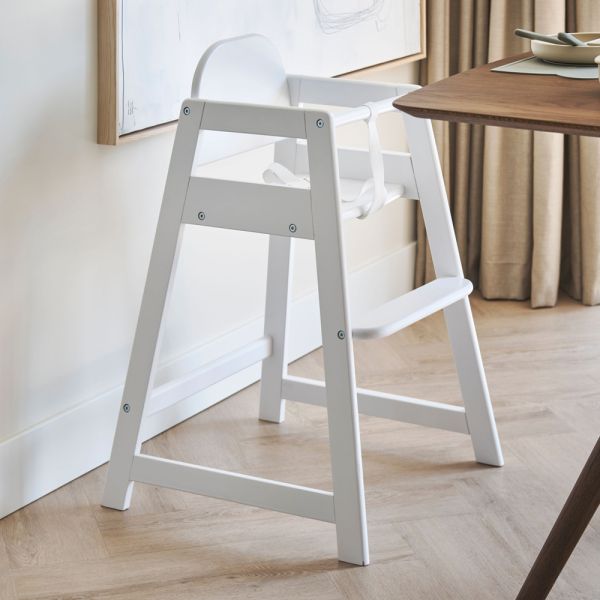 Chaise haute pour bébé en blanc par Petite Amélie