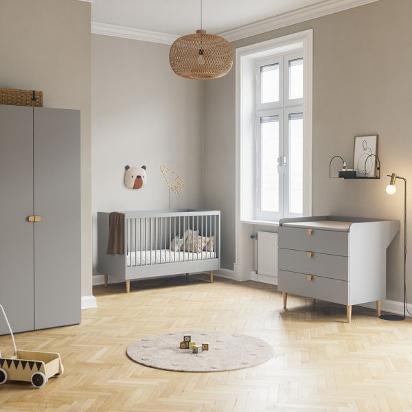 Chambre bébé avec lit evolutif, commode et armoir en gris par Petite Amélie