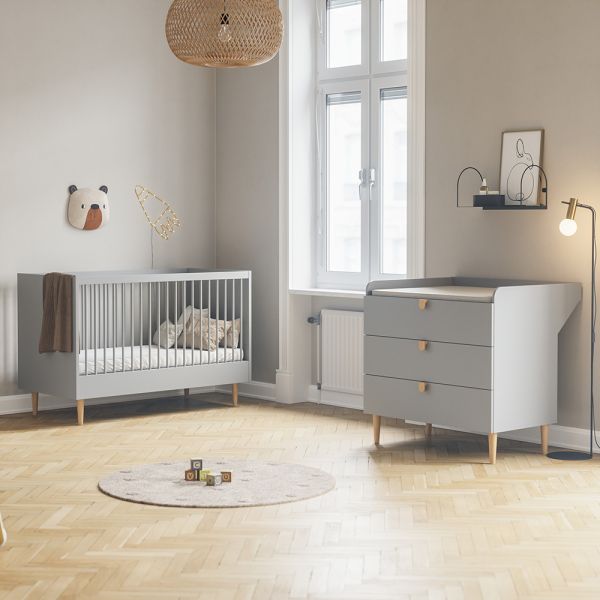 Chambre bébé avec lit evolutif et commode en gris par Petite Amélie