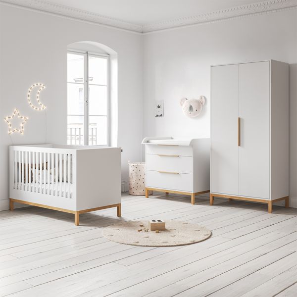 Chambre bébé avec lit bébé, commode et armoir en blanc par Petite Amélie