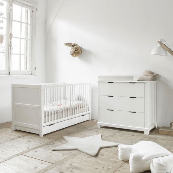 Chambre de bébé blanche lit avec tiroir de rangement et commode
