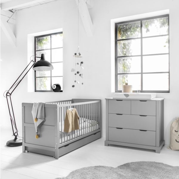 Chambre de bébé gris clair lit bébé commode et tiroir