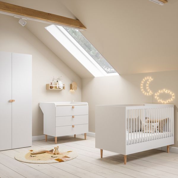 Chambre bébé avec lit evolutif, commode et armoir en blanc par Petite Amélie