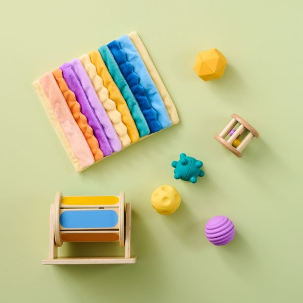 Coffret jouet bébé montessori avec jeux sensoriels adaptés dès 4 mois par Petite Amélie