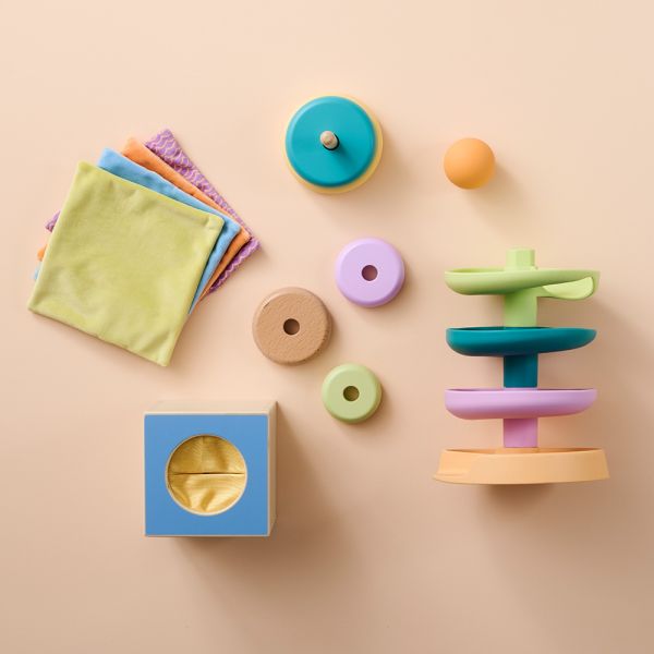 Coffret jouet montessori pour bébé de 10 à 12 mois avec jeux d’éveil et motricité par Petite Amélie