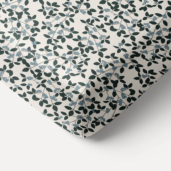 Drap housse en coton 70x140 cm beige et vert avec myrtilles par Petite Amélie 