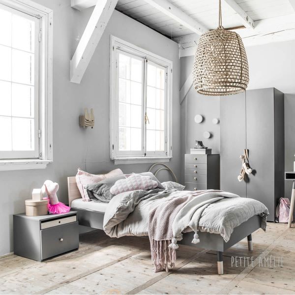 Lit enfant Lorée 90x200 de Petite Amélie | Gris avec des touches de bois