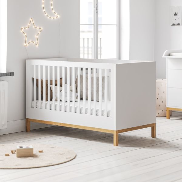 Lit bébé 60x120 cm en panneaux de bois mélaminés et bois et blanc par Petite Amélie