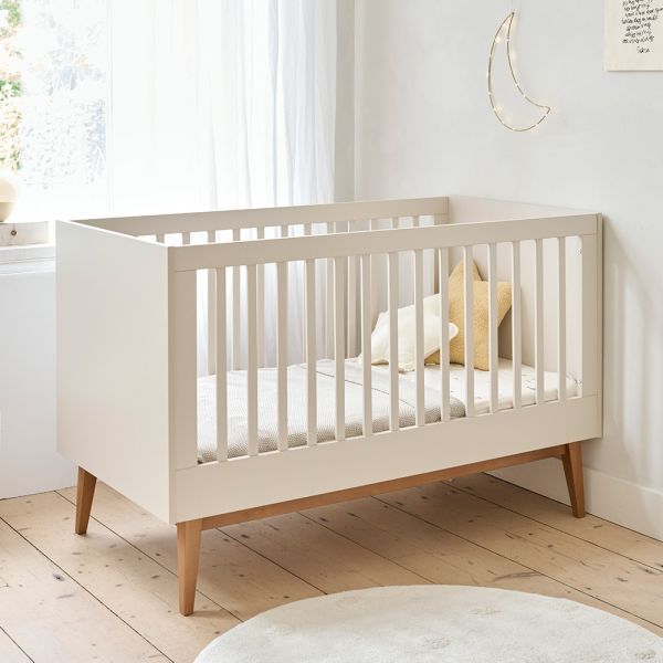 Lit bébé évolutif 70x140 avec barreaux en coloris amande par Petite Amélie