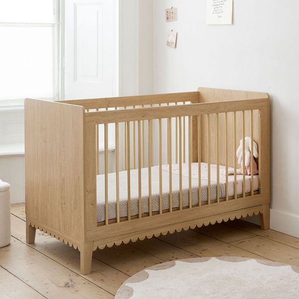 Lit bébé évolutif 70x140 en bois marron avec barreaux amovibles par Petite Amélie