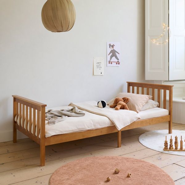 Lit enfant en bois de la collection Milo 90x200 couleur noyer par Petite Amélie