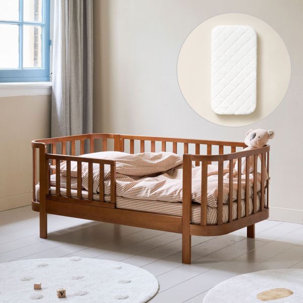 Lit enfant avec matelas en bois et noyer par Petite Amélie