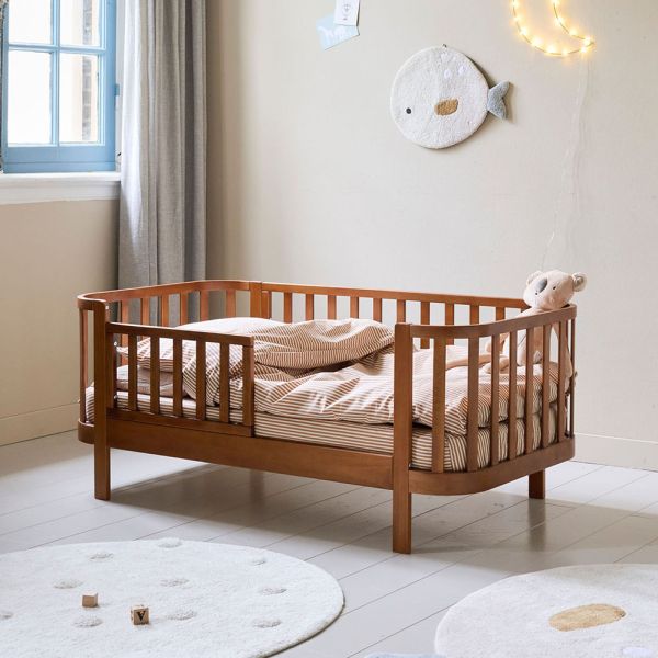 Lit enfant en bois et noyer cocoon par Petite Amélie