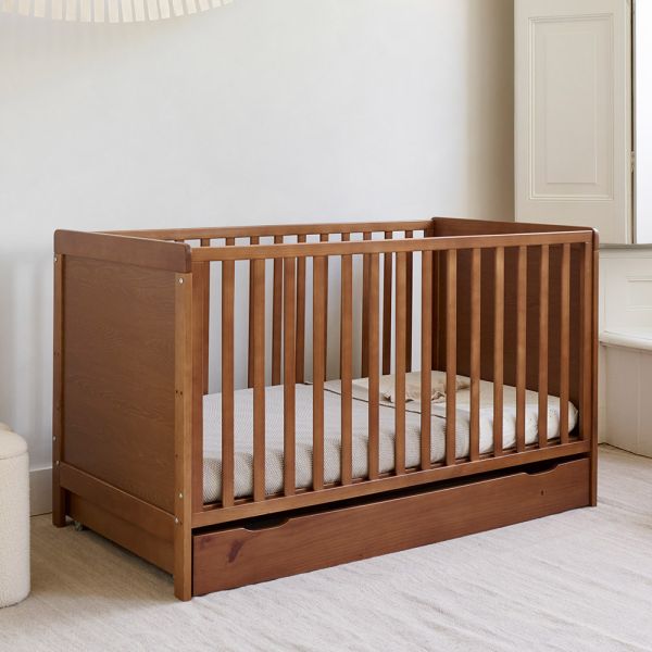 Lit évolutif bébé en bois 70x140 de la collection Nuage couleur noyer par Petite Amélie