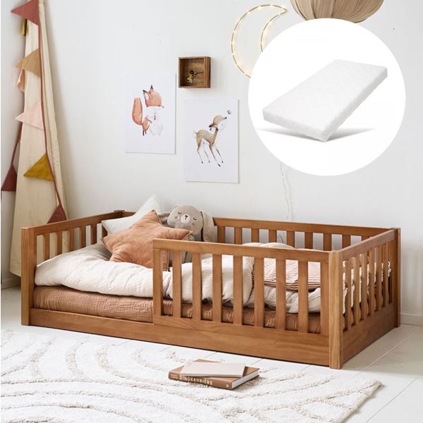 Lit au sol Nid en bois noyer de 70x140 cm avec matelas par Petite Amélie