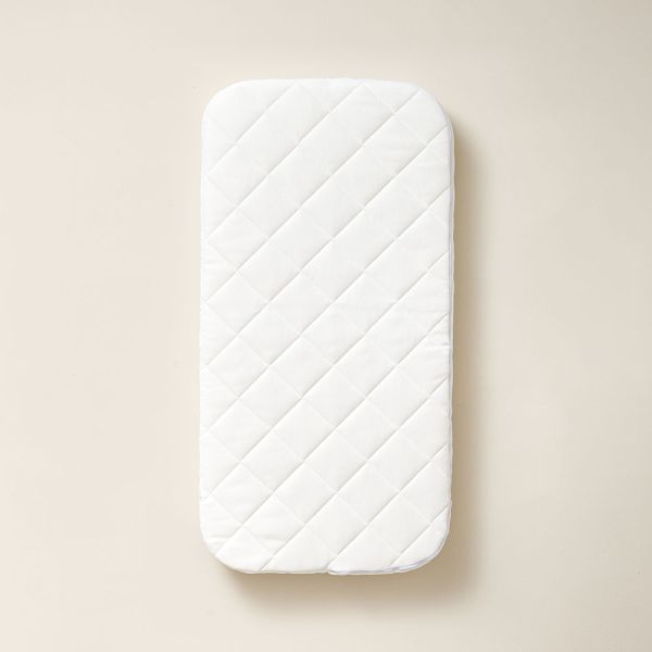 Matelas avec coins arrondis en blanc par Petite Amélie