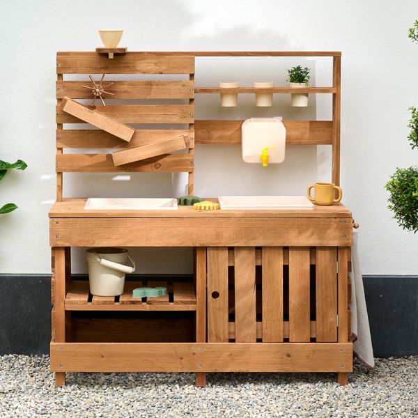 mud kitchen en bois pour enfant avec bac à eau et zones de jeu par Petite Amélie