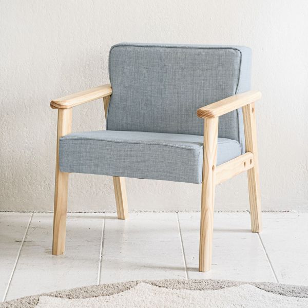 Petit fauteuil en bois et bleu par Petite Amélie