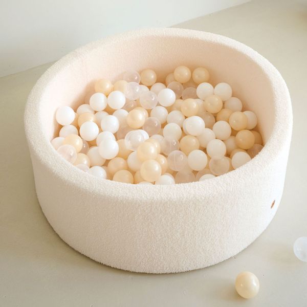 Piscine à balle blanche ronde avec 200 balles douces et translucides par Petite Amélie