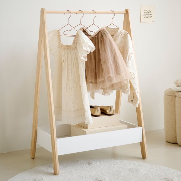 Portant en bois blanc de la collection Cerise par Petite Amélie