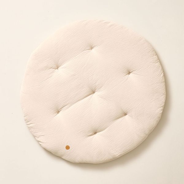 Tapis de jeu rond en mousseline coton et beige par Petite Amélie