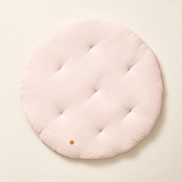 Tapis de jeu rond en mousseline coton et rose par Petite Amélie