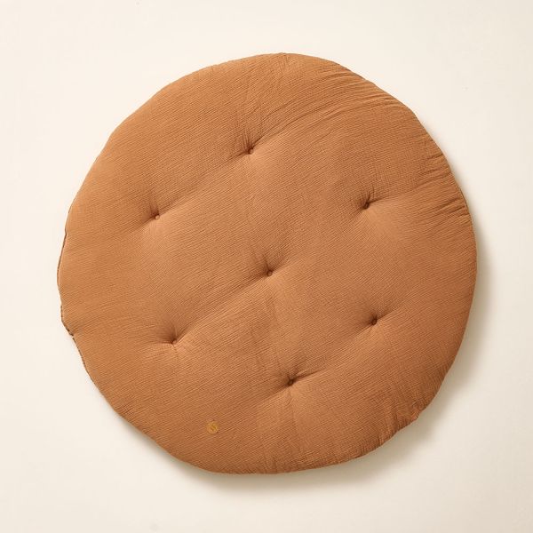 Tapis de jeu rond rond en mousseline coton et caramel par Petite Amélie