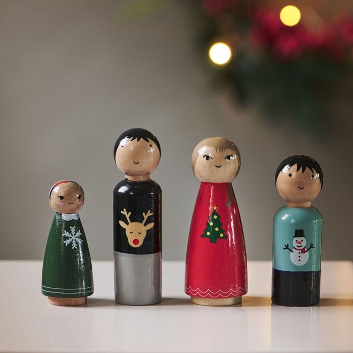 Figurines en bois la famille Noël pour maison de poupée