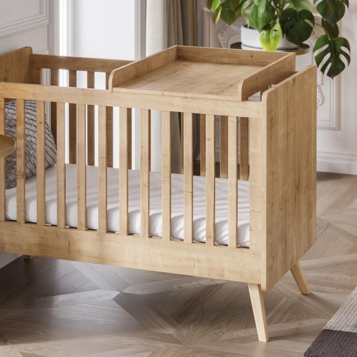 Table à langer bébé sur lit