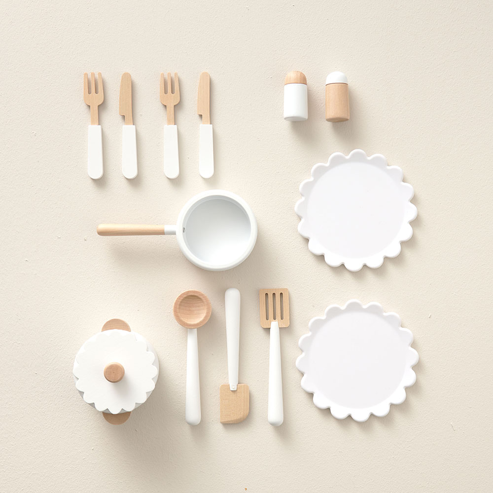 Petite Amélie | Cuisine enfant en bois Sorbier | Jeu d'imitation avec 13 accessoires | Taupe | Design robuste et intemporel pour chambre d'enfant (Petite Amélie) - Image 3