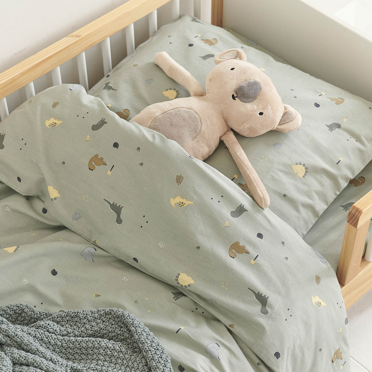 Petite Amélie | Drap-housse enfant | Coton bio motifs dinosaures | Vert | 70x140 cm (Petite Amélie) - Image 1