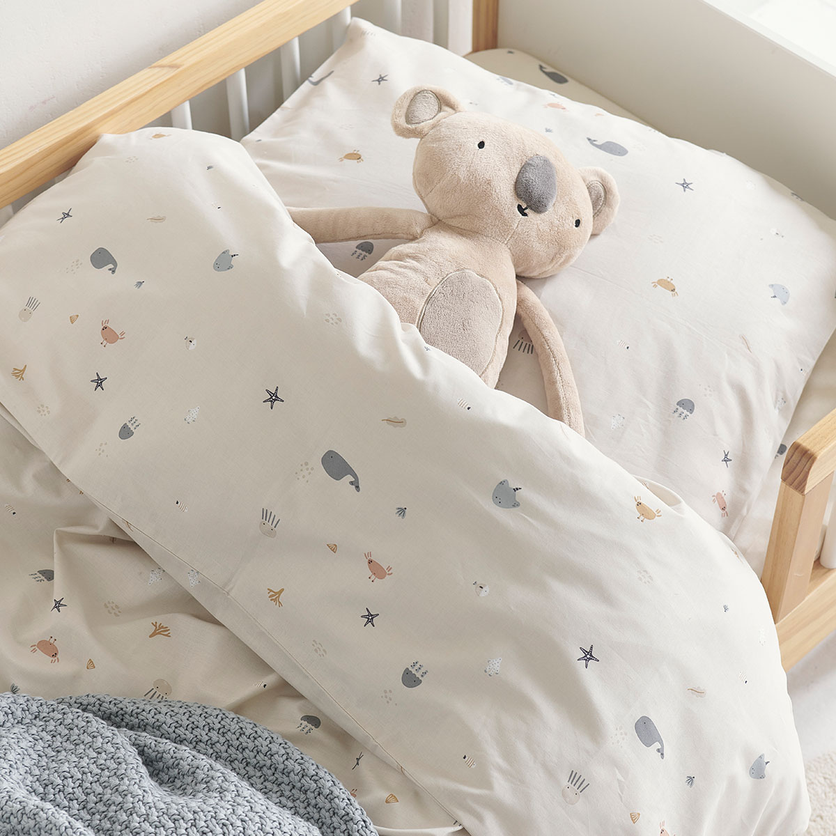 Petite Amélie | Drap-housse enfant | Coton bio | Motif animaux marins | Beige sable | 70x140 cm | Certifié OEKO-TEX et GOTS pour matelas 12 cm (Petite Amélie) - Image 1