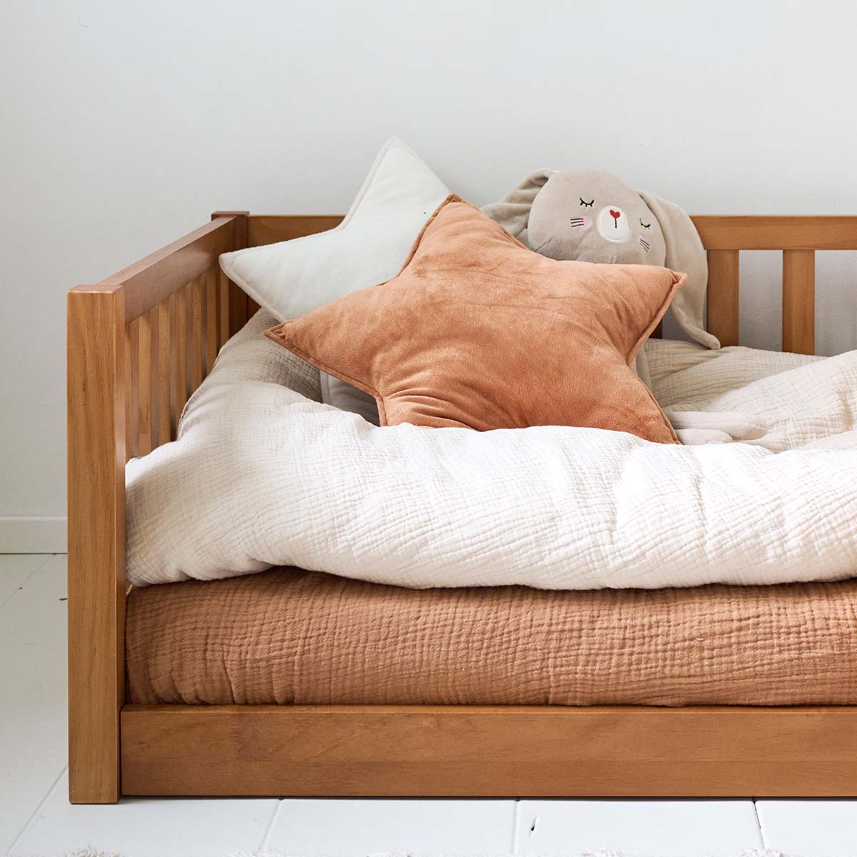 Petite Amélie | Drap-housse enfant | Gaze de coton bio | Caramel | 70x140 cm | Lavable en machine (Petite Amélie) - Image 1