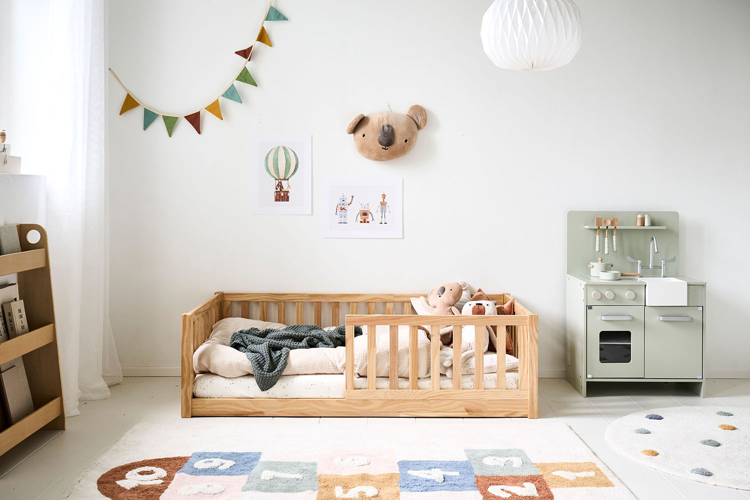 Petite Amélie | Lit Montessori au sol Nid | bois naturel | 70x140 cm | lit enfant sécurisé avec barrière amovible pour autonomie et développement (Petite Amélie) - Image 1