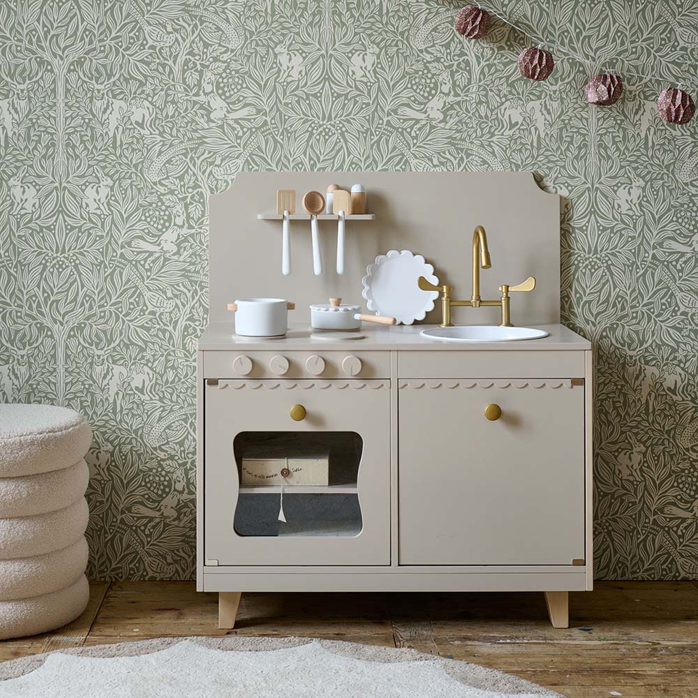 Petite Amélie | Cuisine enfant en bois Sorbier | Jeu d'imitation avec 13 accessoires | Taupe | Design robuste et intemporel pour chambre d'enfant (Petite Amélie) - Image 7