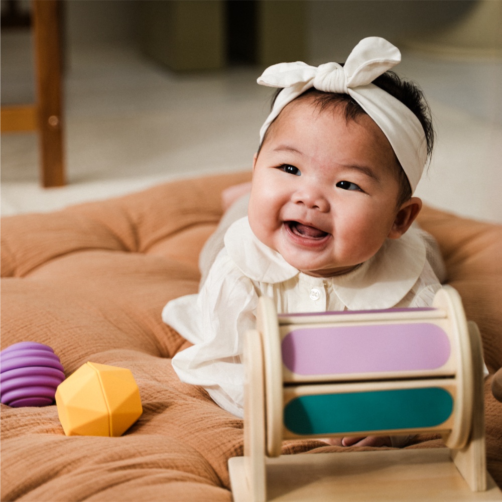 Petite Amélie | Coffret de jouets Montessori | Play & Grow | Développement sensoriel et moteur | 4-6 mois | Hochet, balles, tambour et tissu (Petite Amélie) - Image 2