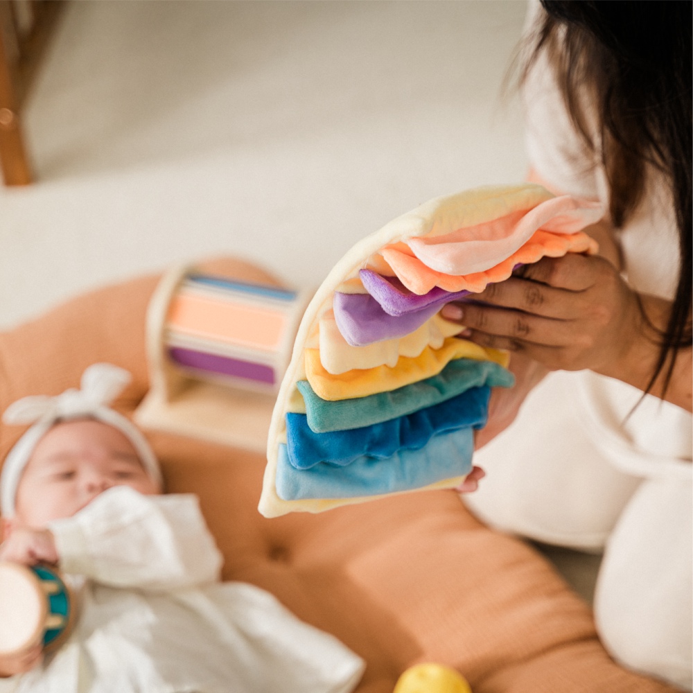 Petite Amélie | Coffret de jouets Montessori | Play & Grow | Développement sensoriel et moteur | 4-6 mois | Hochet, balles, tambour et tissu (Petite Amélie) - Image 9