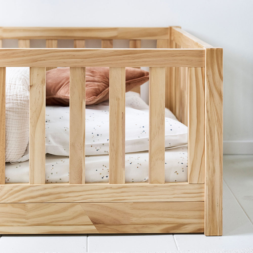 Petite Amélie | Lit Montessori au sol Nid | bois naturel | 70x140 cm | lit enfant sécurisé avec barrière amovible pour autonomie et développement (Petite Amélie) - Image 4