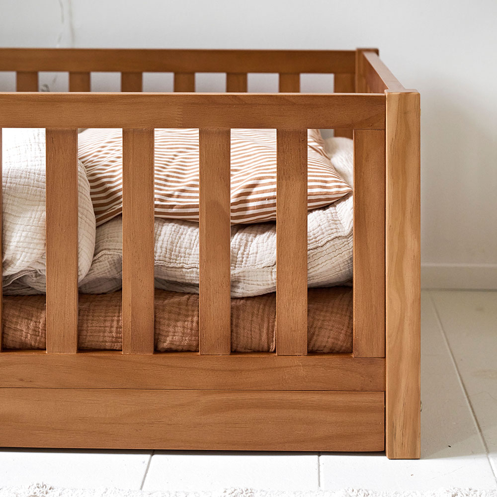 Petite Amélie | Lit Montessori au sol Nid | Bois noyer | 70x140 cm | Lit enfant avec barrière de sécurité amovible pour autonomie (Petite Amélie) - Image 4